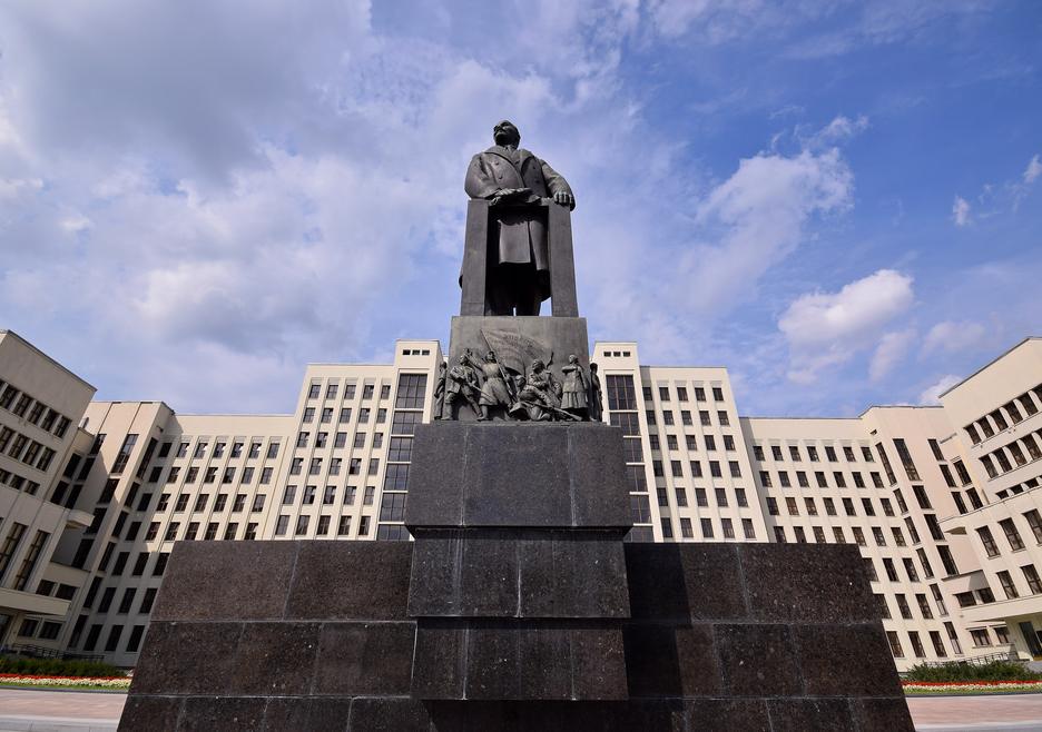 Статуя Ленина у парламента Минска